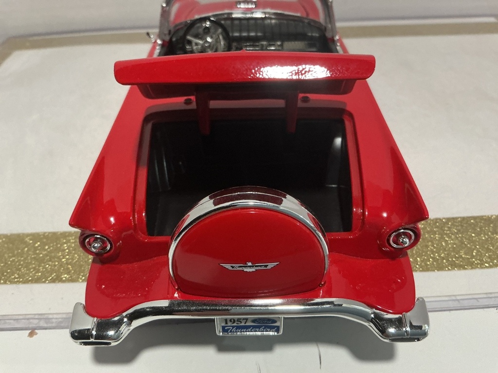 1/18: ROAD SIGNATURE 1957 FORD THUNDERBIRD RED/WHITE image