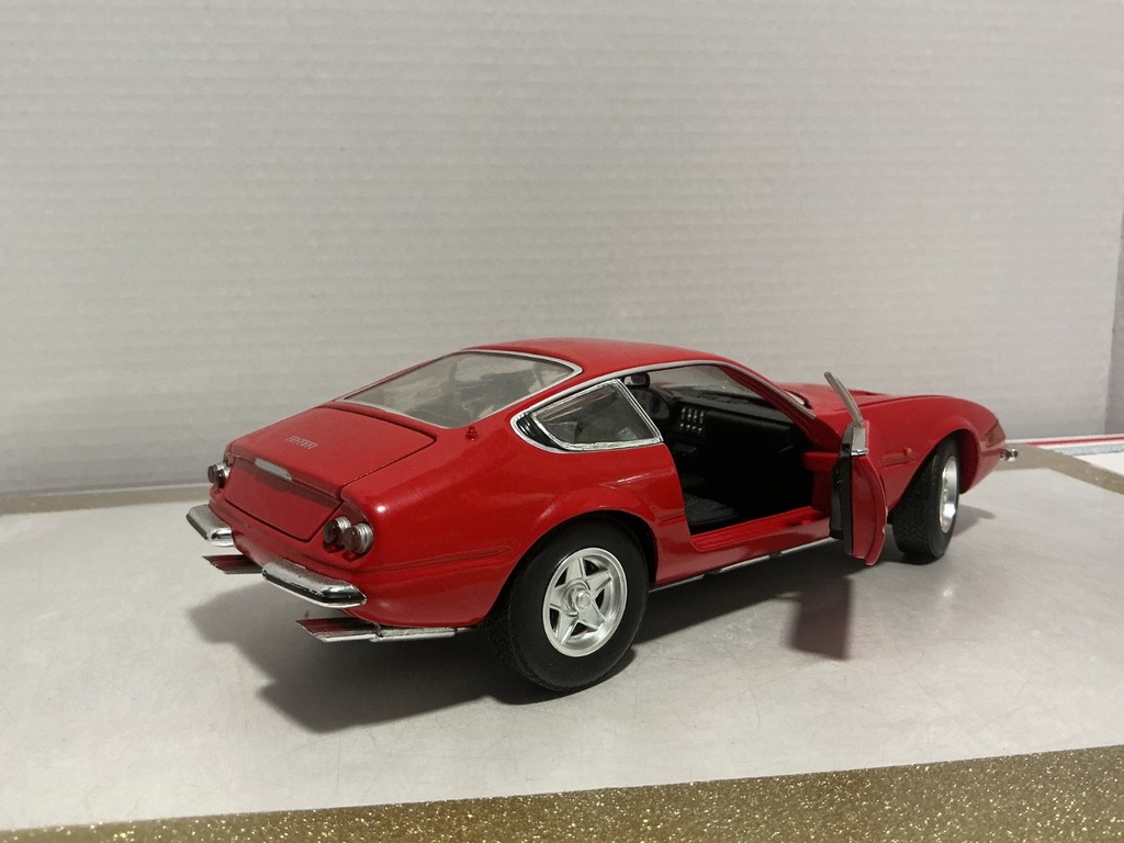 1/18 HOT WHEELS FERRARI 365 GTB/4 RED ON BLACK image