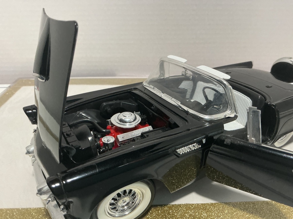 1/18 REVELL 1956 T-BIRD BLACK ON WHITE  [LIGHT RASHING ALL OVER] image