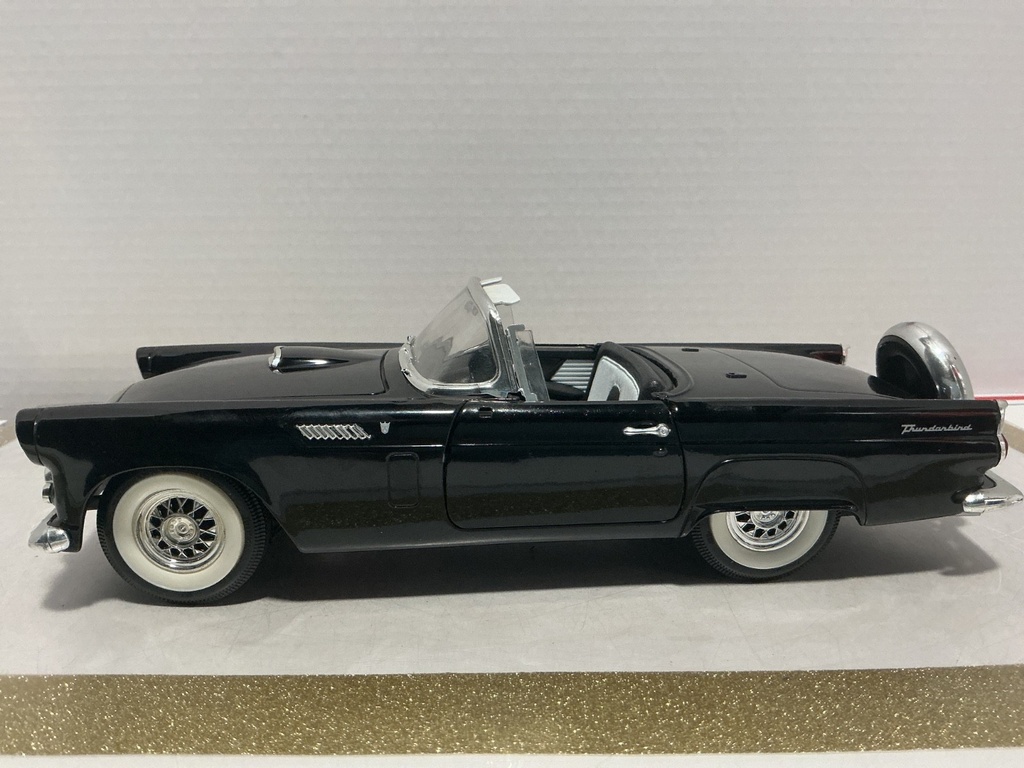 1/18 REVELL 1956 T-BIRD BLACK ON WHITE  [LIGHT RASHING ALL OVER] image