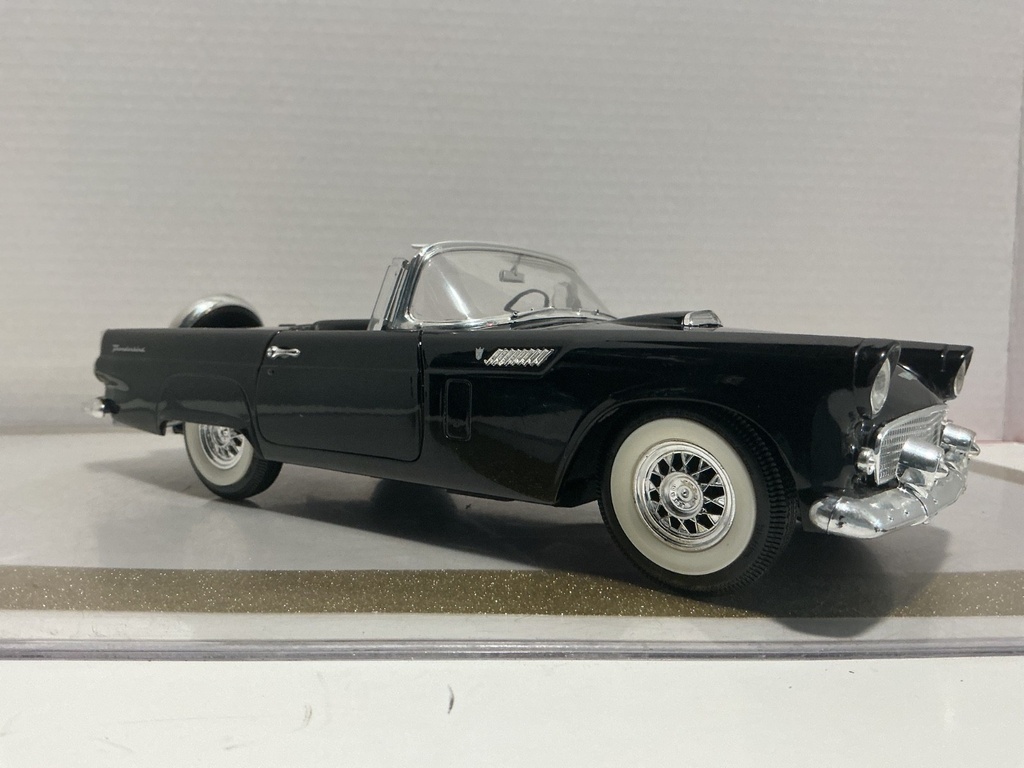 1/18 REVELL 1956 T-BIRD BLACK ON WHITE  [LIGHT RASHING ALL OVER] image