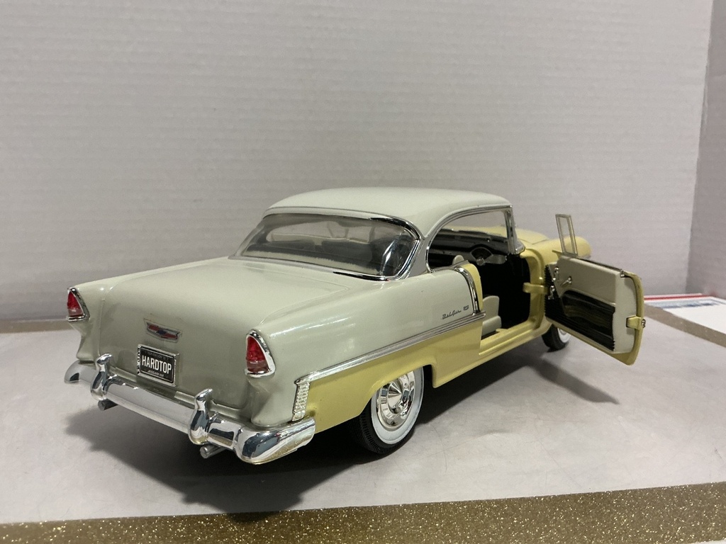 1/18 ERTL 1955 CHEVROLET BEL AIR WHITE/YELLOW ON WHITE/BLACK image