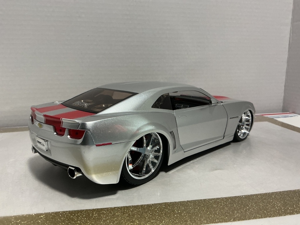 1/18 JADA TOYS 2006 CAMARO CONCEPT SILVER/RED ON RED image