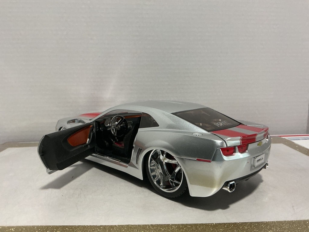 1/18 JADA TOYS 2006 CAMARO CONCEPT SILVER/RED ON RED image