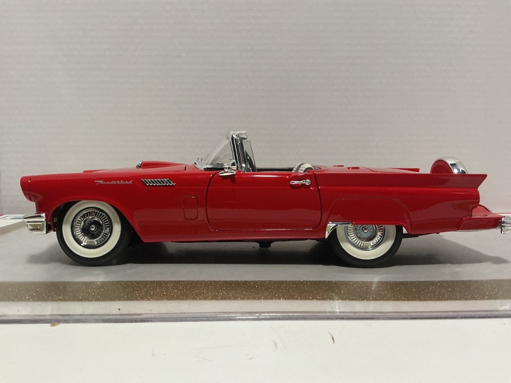 1/18 ROAD SIGNATURE 1957 T BIRD RED ON BLACK [RASHING ON THE SIDES] image