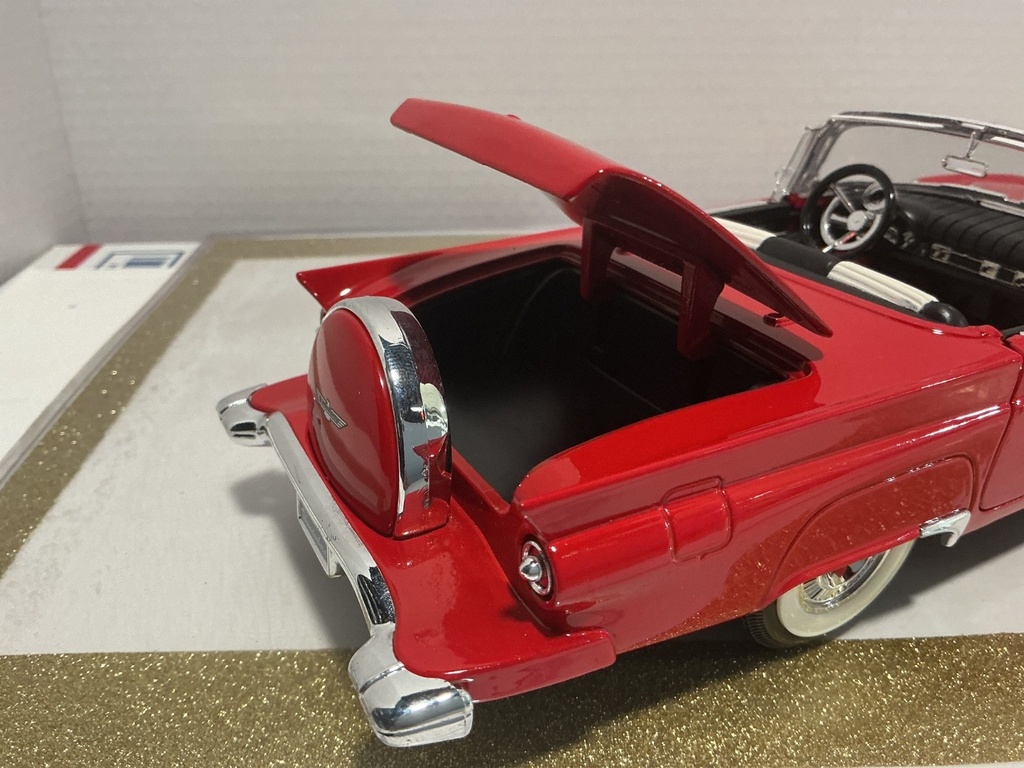 1/18 ROAD SIGNATURE 1957 T BIRD RED ON BLACK [RASHING ON THE SIDES] image