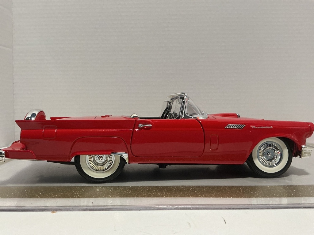 1/18 ROAD SIGNATURE 1957 T BIRD RED ON BLACK [RASHING ON THE SIDES] image
