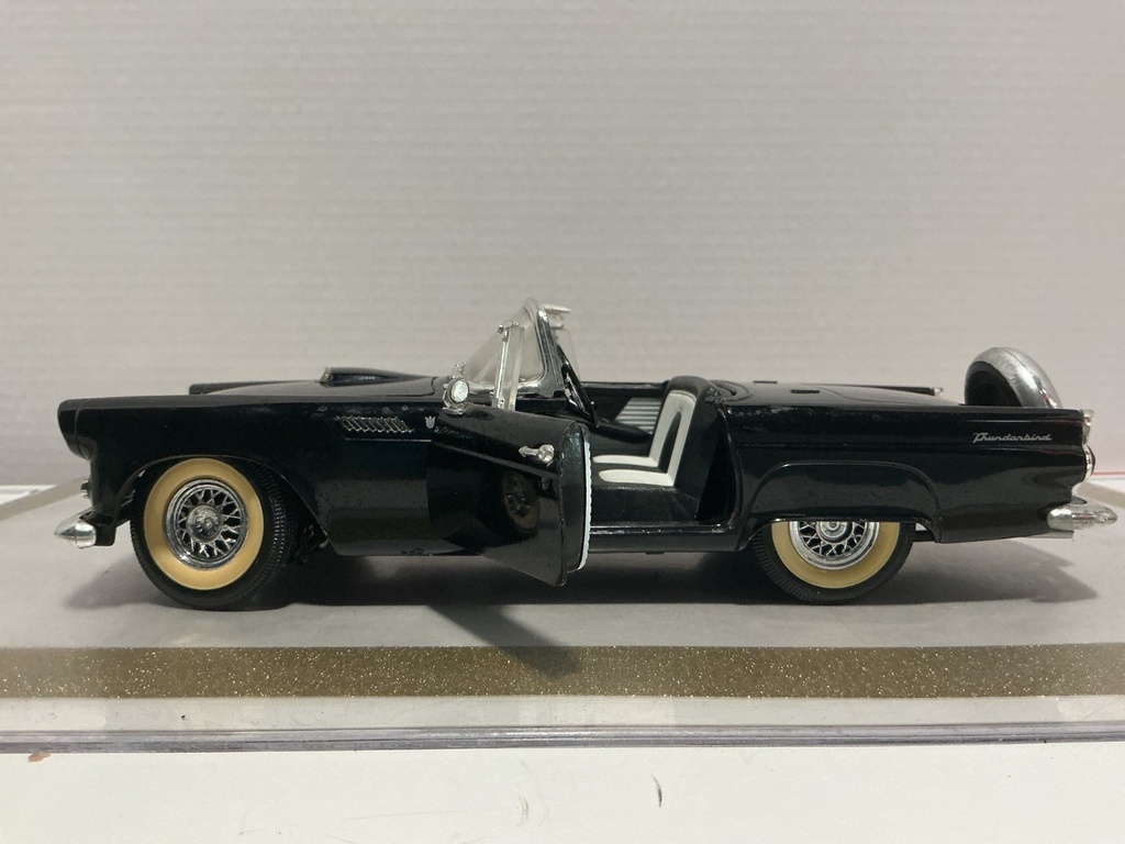 1/18 REVELL 1956 T BIRD BLACK ON WHITE JUNKYARD image