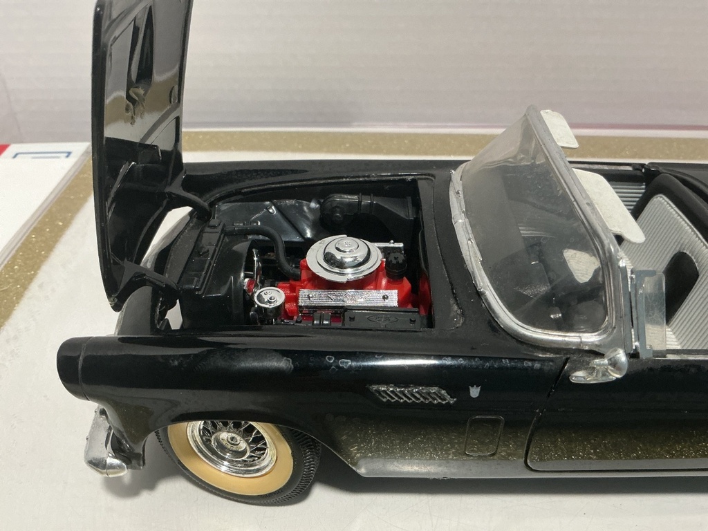 1/18 REVELL 1956 T BIRD BLACK ON WHITE JUNKYARD image