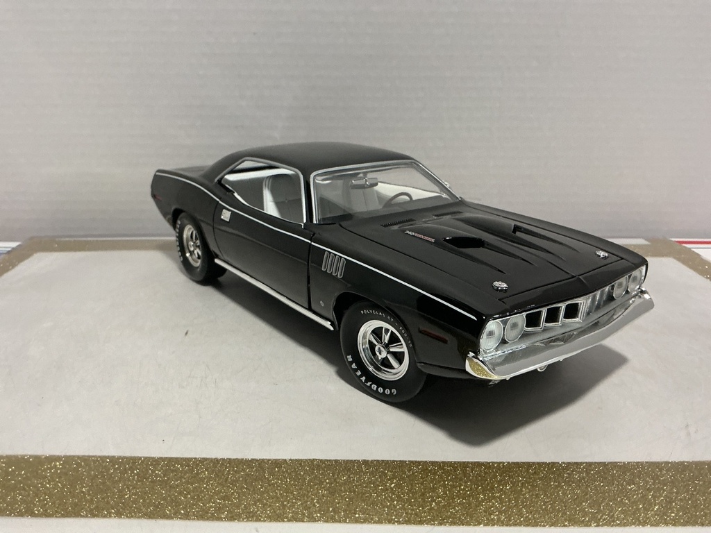 1/18 ERTL 1971 CUDA BLACK ON WHITE image