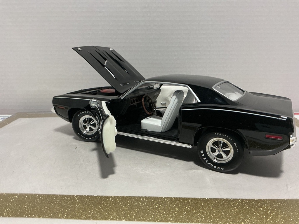 1/18 ERTL 1971 CUDA BLACK ON WHITE image