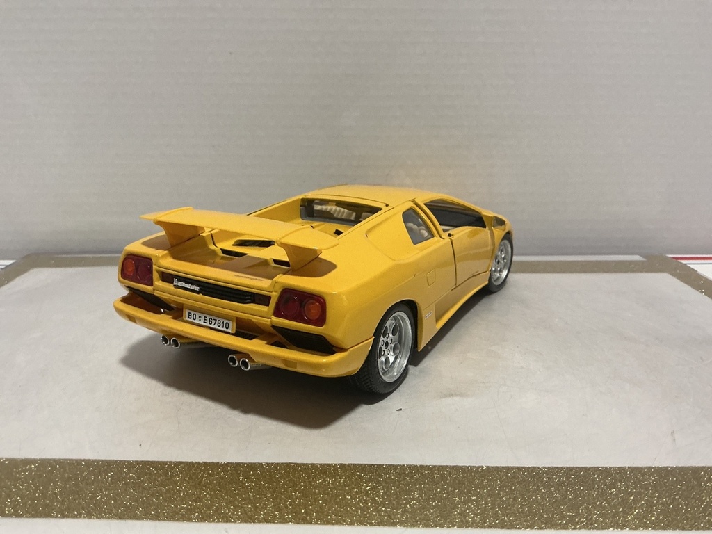 1/18 BURAGO 1990 LAMBORGHINI DIABLO YELLOW ON TAN image