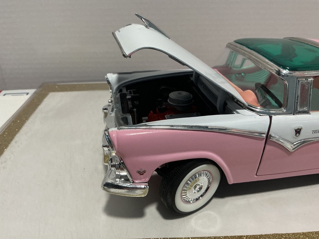 1/18 ROAD LEGENDS 1955 FORD FAIRLANE CROWN VICTORIA PINK ON PINK image