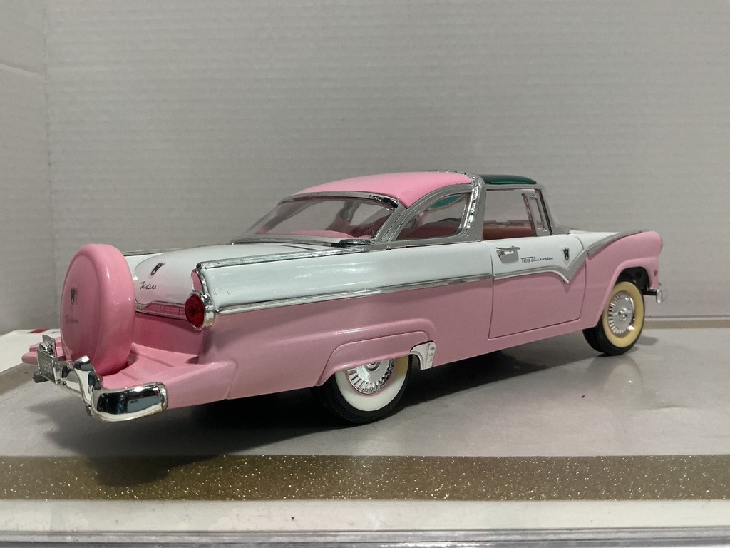 1/18 ROAD LEGENDS 1955 FORD FAIRLANE CROWN VICTORIA PINK ON PINK image