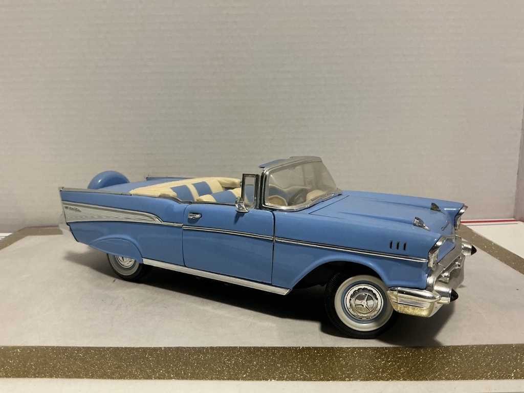 1/18 ROAD LEGENDS ‘57 CHEVROLET BEL AIR PURPLE/BLUE ON CREAM image