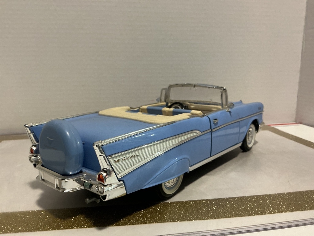 1/18 ROAD LEGENDS ‘57 CHEVROLET BEL AIR PURPLE/BLUE ON CREAM image