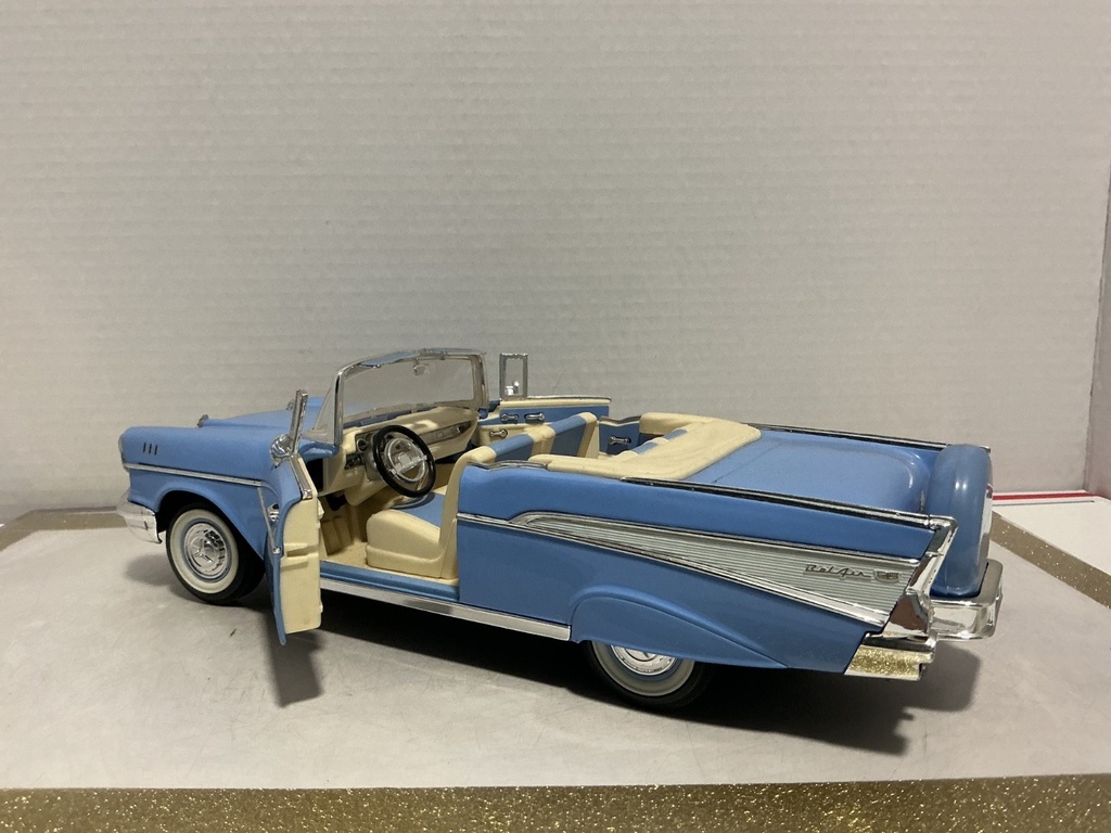 1/18 ROAD LEGENDS ‘57 CHEVROLET BEL AIR PURPLE/BLUE ON CREAM image