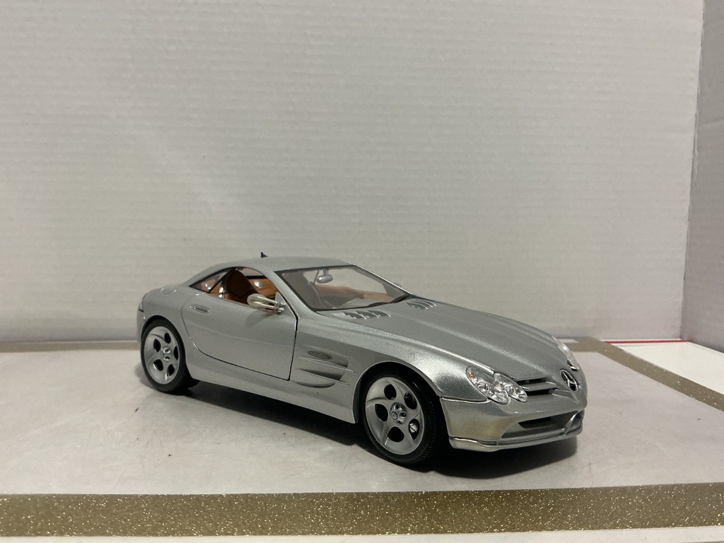 1/18 MAISTO MERCEDES BENZ VISION SLR SILVER ON BROWN image