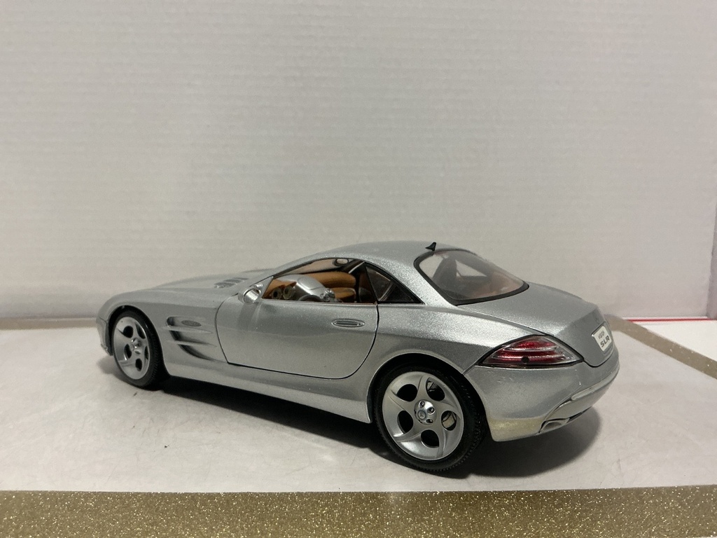 1/18 MAISTO MERCEDES BENZ VISION SLR SILVER ON BROWN image