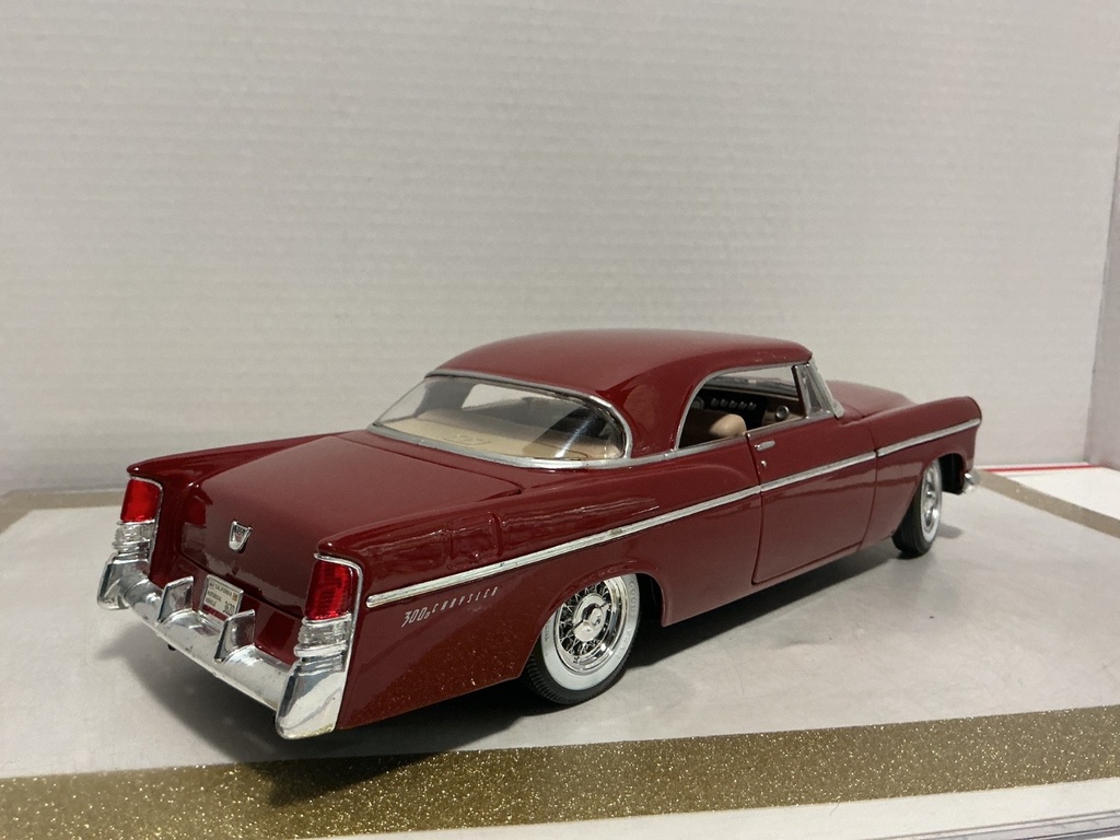 1/18 MAISTO 1956 CHRYSLER 300B RED ON TAN image
