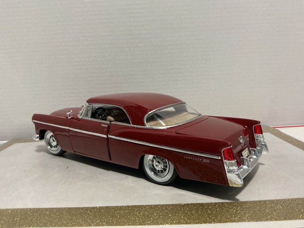 1/18 MAISTO 1956 CHRYSLER 300B RED ON TAN image