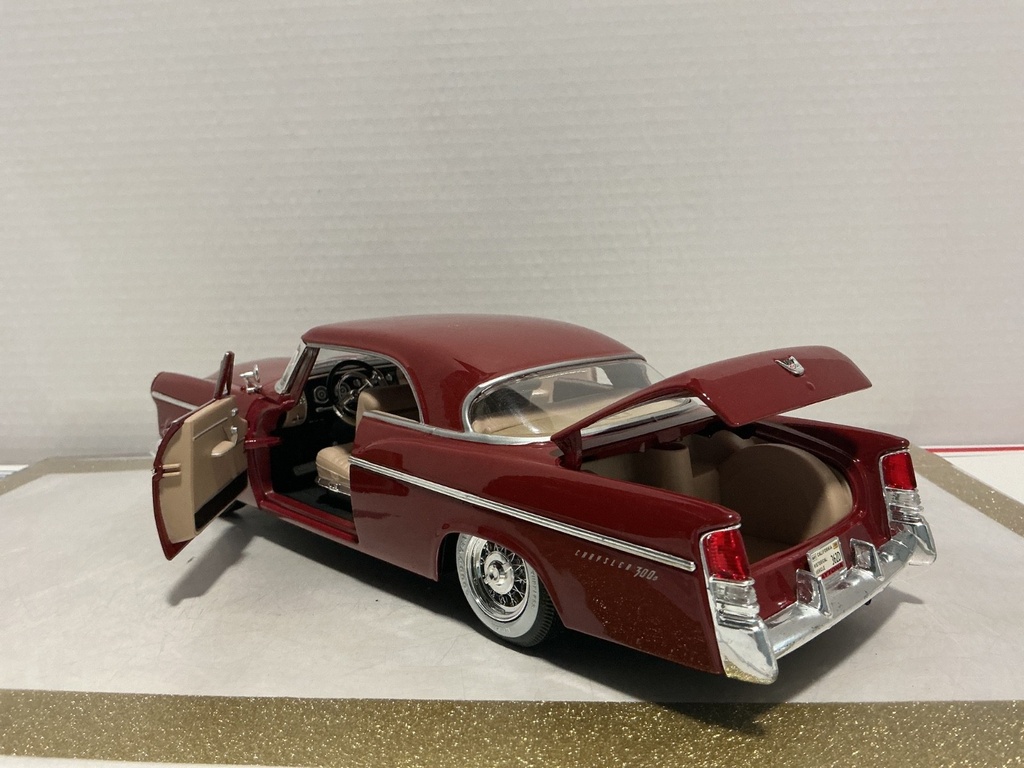1/18 MAISTO 1956 CHRYSLER 300B RED ON TAN image