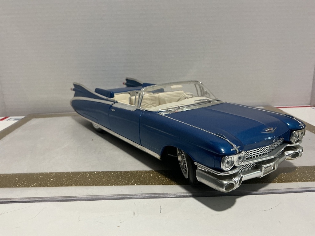 1/18 MAISTO CADILLAC ELDORADO BIARRITZ 1959 BLUE OR CREAM image
