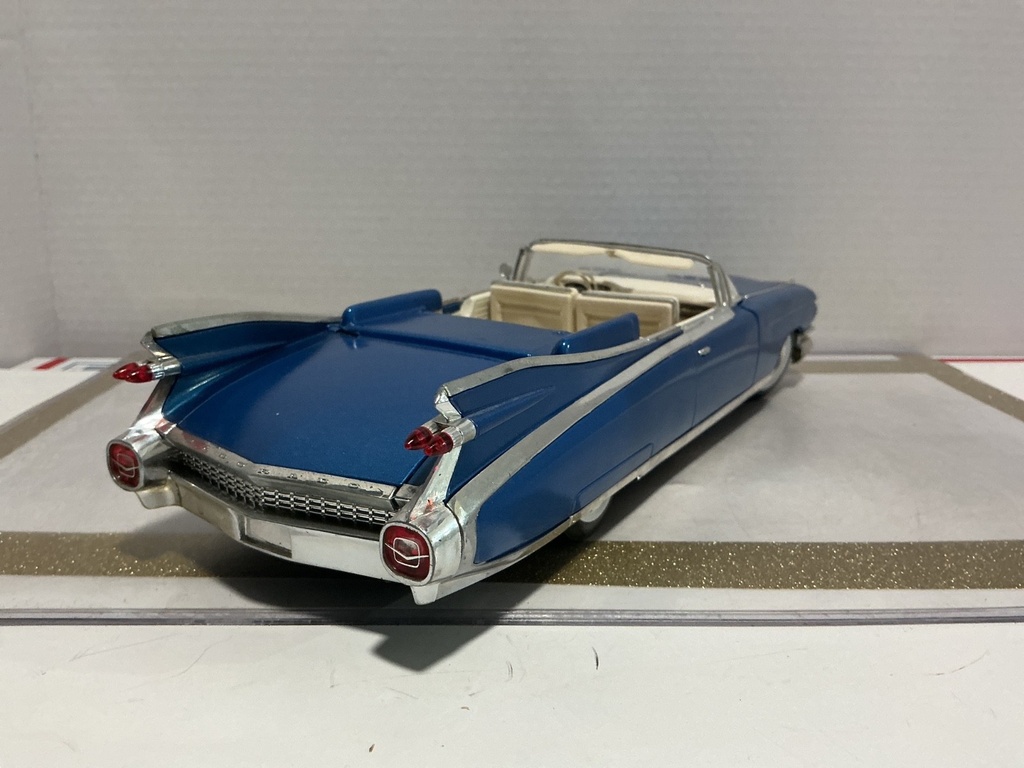 1/18 MAISTO CADILLAC ELDORADO BIARRITZ 1959 BLUE OR CREAM image