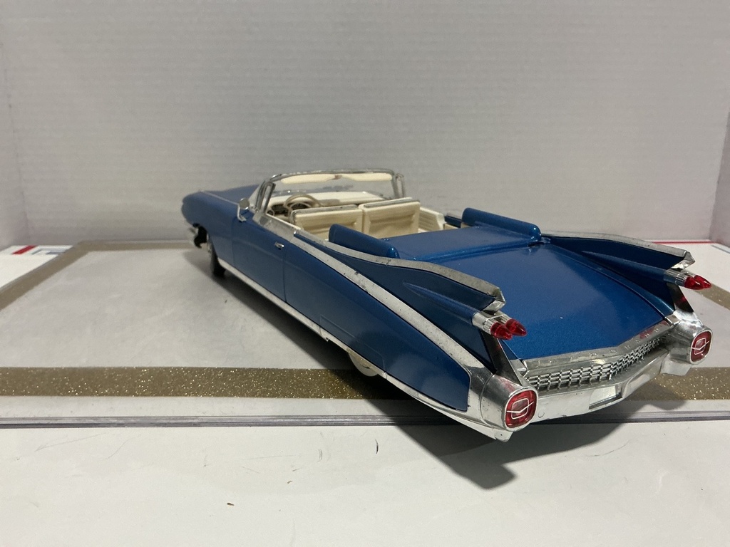 1/18 MAISTO CADILLAC ELDORADO BIARRITZ 1959 BLUE OR CREAM image