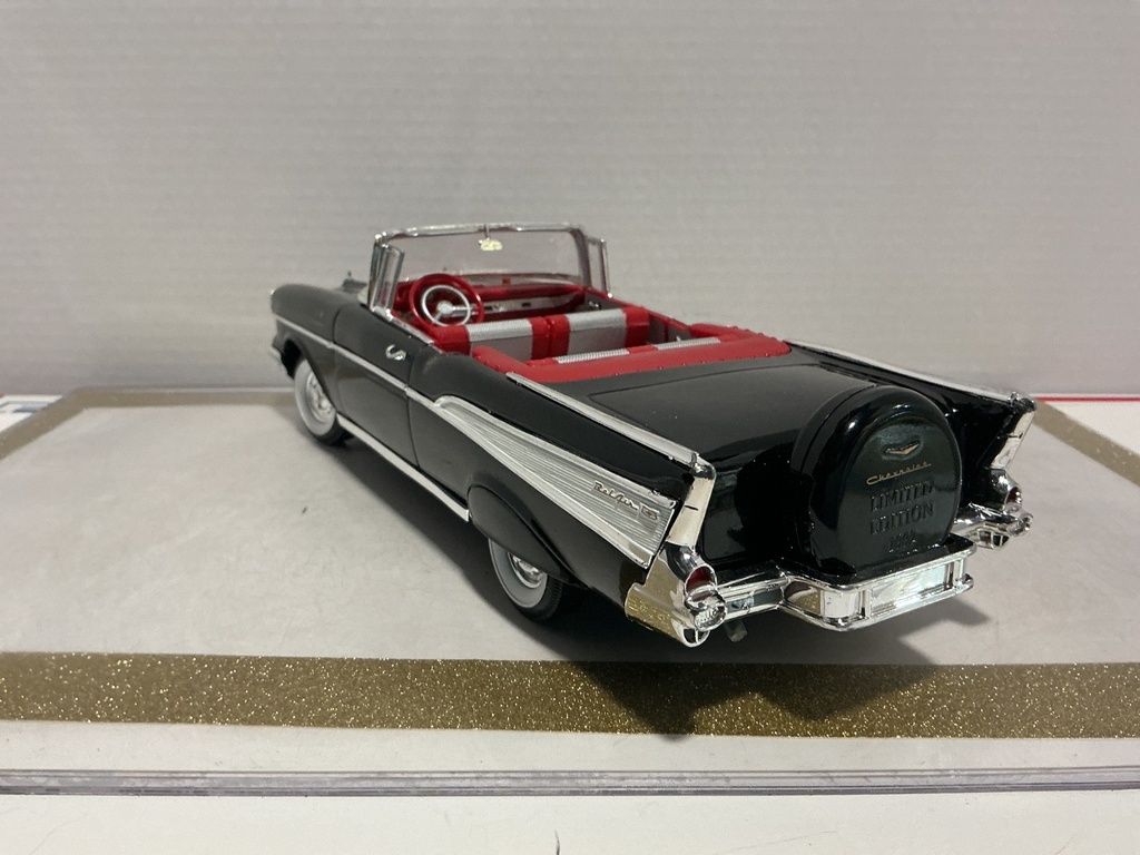 1/18 ERTL ‘57 CHEVROLET BEL AIR BLACK ON RED image