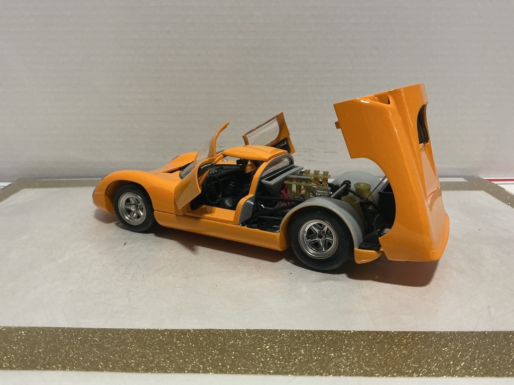 1/18 MOTOR BOX/EXOTO PORSCHE 910 ORANGE ON BLACK image