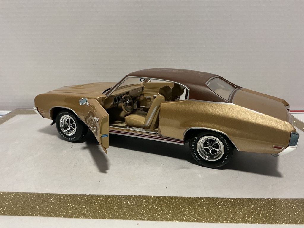 1/18 AUTO WORLD 1970 BUICK SKYLARK LGHT BROWN ON LIGHT BROWN image