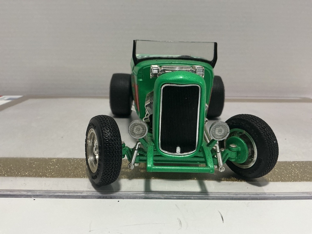 1/18 ERTL 1932 FORD DEUCE GREEN ON GREEN image