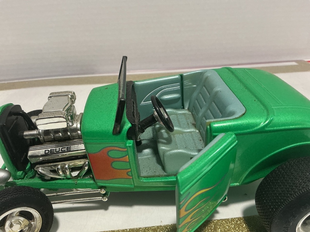 1/18 ERTL 1932 FORD DEUCE GREEN ON GREEN image