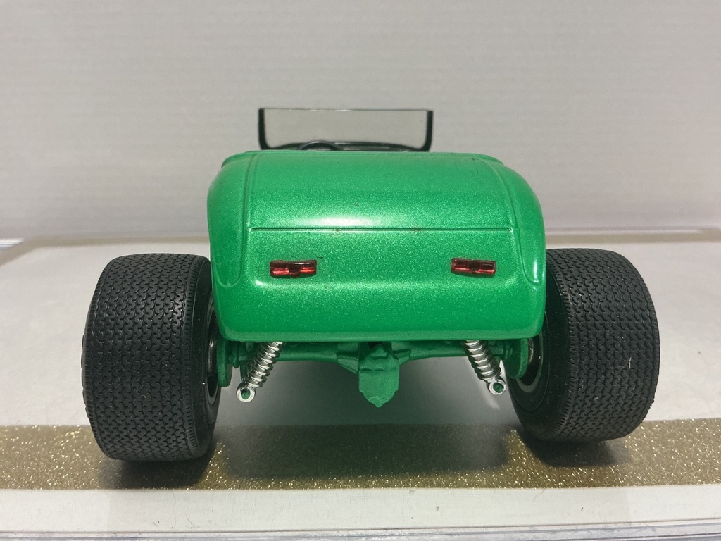1/18 ERTL 1932 FORD DEUCE GREEN ON GREEN image