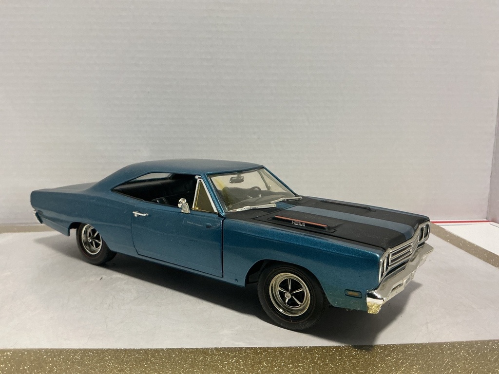 1/18 ERTL 1969 PLYMOUTH BLUE ON BLACK ROAD RUNNER *PAINT FADE SPOT ON ROOF* image