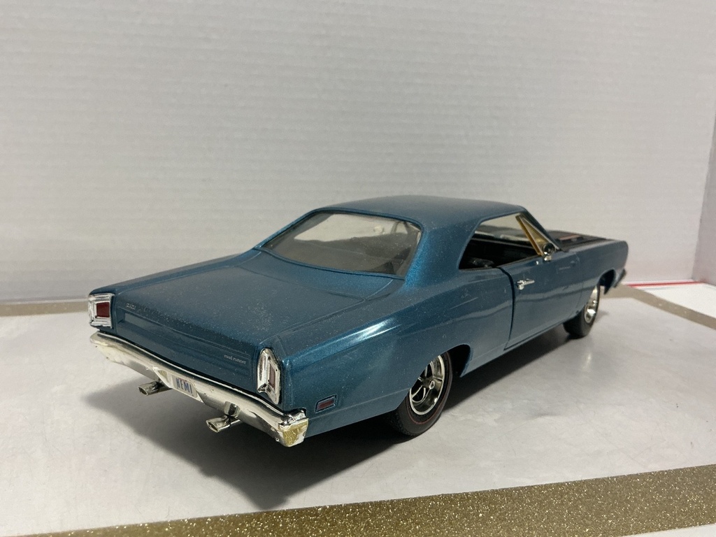 1/18 ERTL 1969 PLYMOUTH BLUE ON BLACK ROAD RUNNER *PAINT FADE SPOT ON ROOF* image