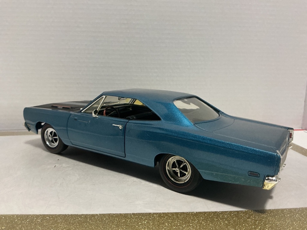 1/18 ERTL 1969 PLYMOUTH BLUE ON BLACK ROAD RUNNER *PAINT FADE SPOT ON ROOF* image