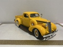 1/18 ROAD SIGNATURE 1937 STUDEBAKER COUPE EXPESS PICK UP YELOW ON TAN image