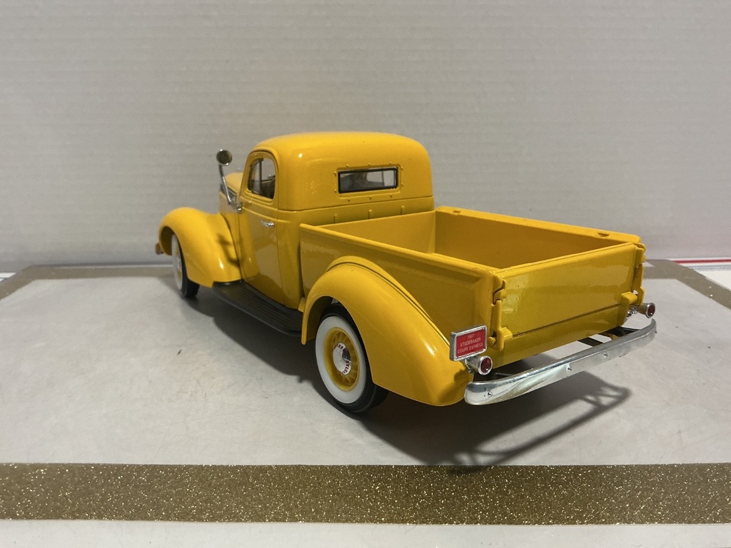 1/18 ROAD SIGNATURE 1937 STUDEBAKER COUPE EXPESS PICK UP YELOW ON TAN image