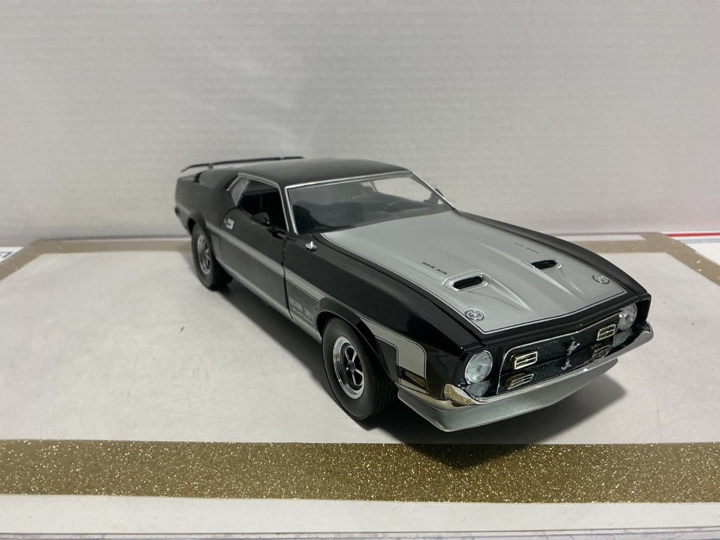 1/18 SUN STAR 1921 MUSTANG MACH 1 BOSS 351 BLACK/ SILVER ON BLACK image