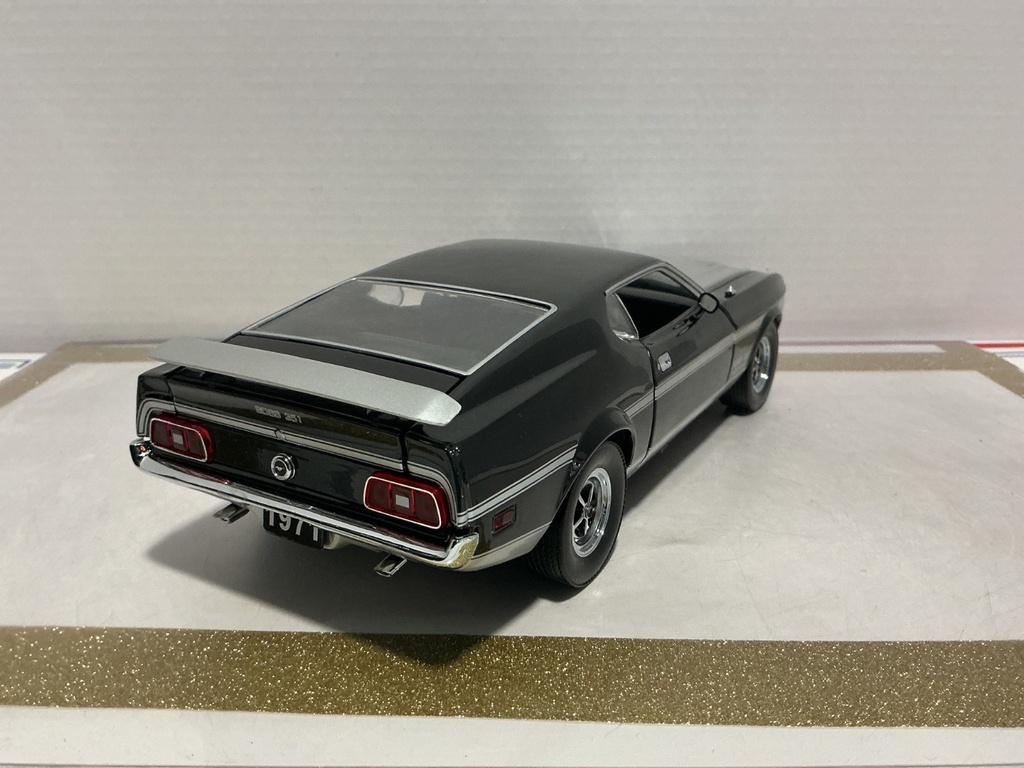 1/18 SUN STAR 1921 MUSTANG MACH 1 BOSS 351 BLACK/ SILVER ON BLACK image