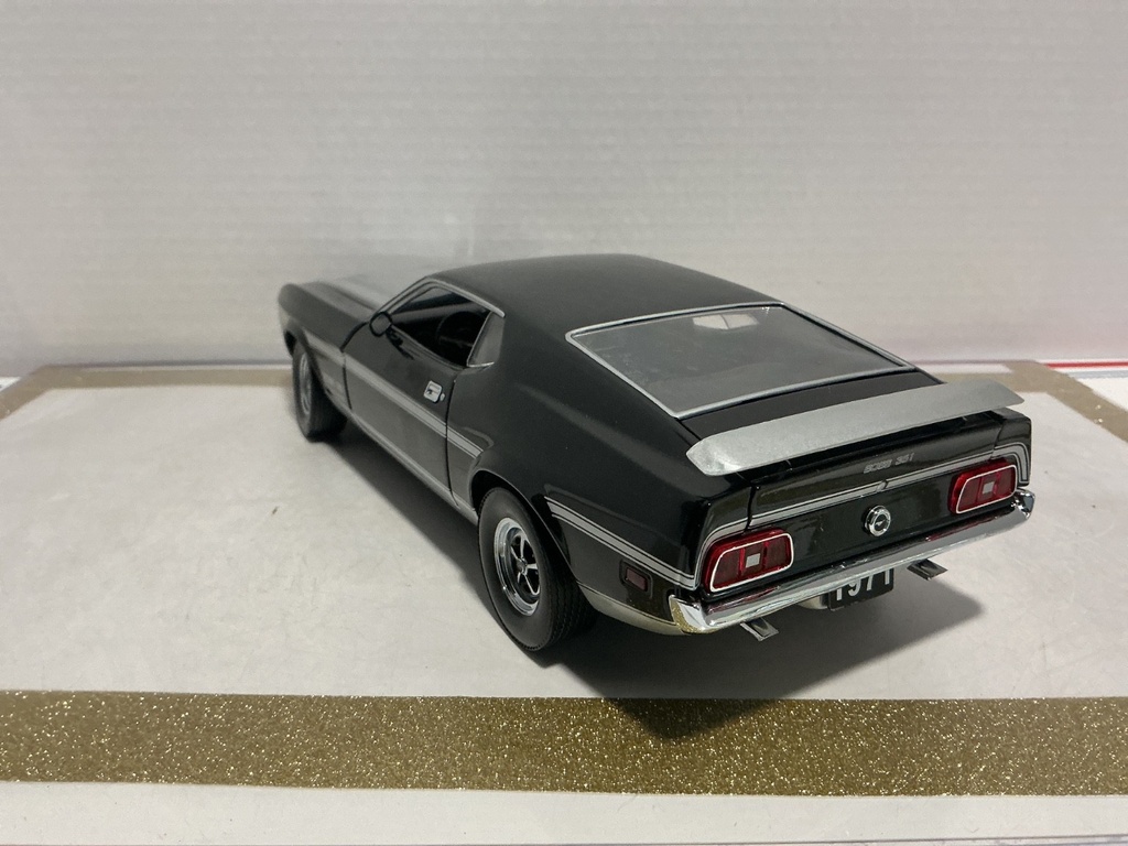 1/18 SUN STAR 1921 MUSTANG MACH 1 BOSS 351 BLACK/ SILVER ON BLACK image