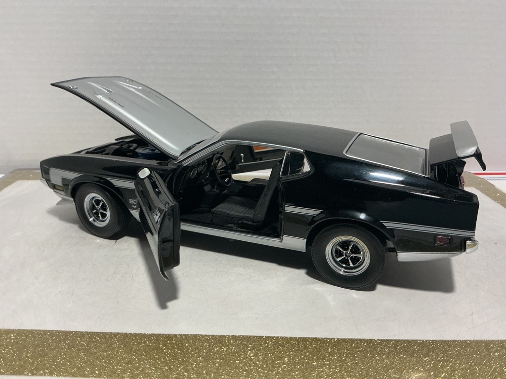 1/18 SUN STAR 1921 MUSTANG MACH 1 BOSS 351 BLACK/ SILVER ON BLACK image