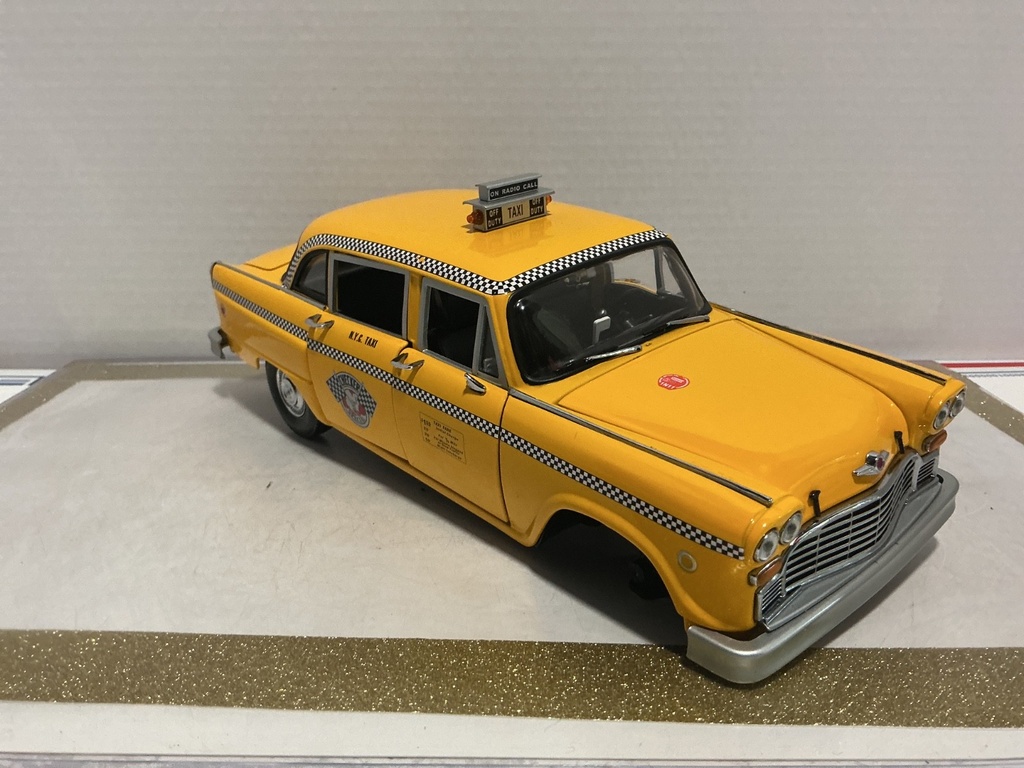 1/18 SUN STAR 1961 CHECKER A11 *BROKEN WHEEL/TIRE* YELLOW ON BLACK image