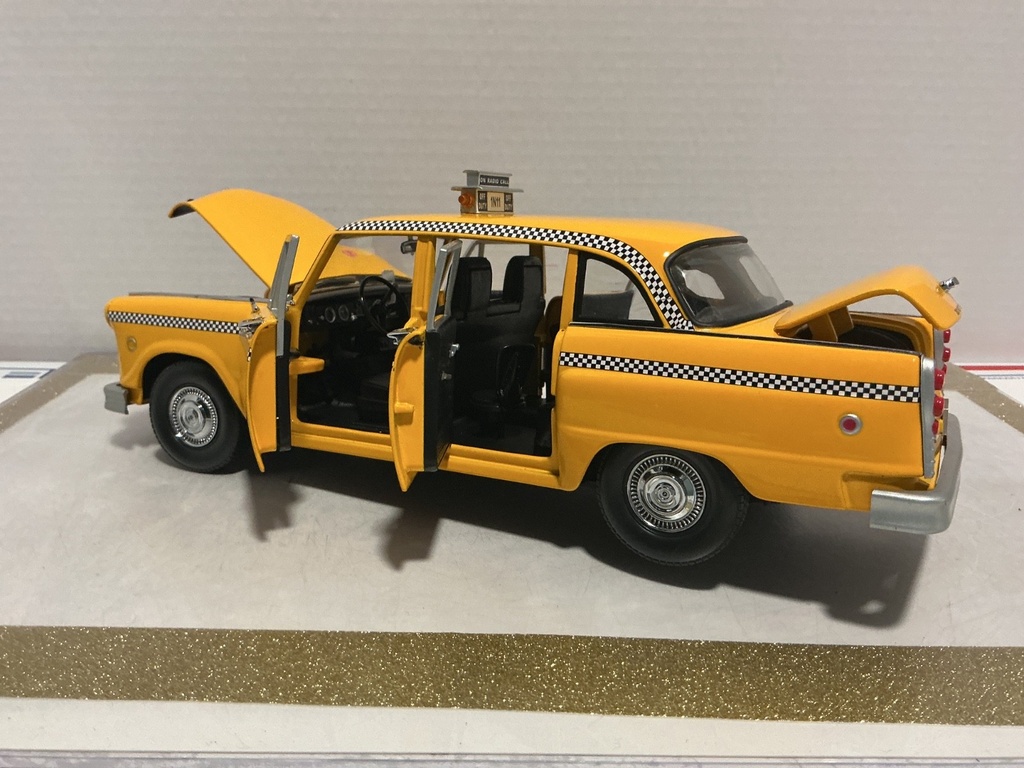 1/18 SUN STAR 1961 CHECKER A11 *BROKEN WHEEL/TIRE* YELLOW ON BLACK image