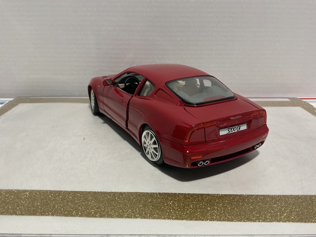 1/18 BURGO MASERATI 3200 GT 1998 RED ON TAN image