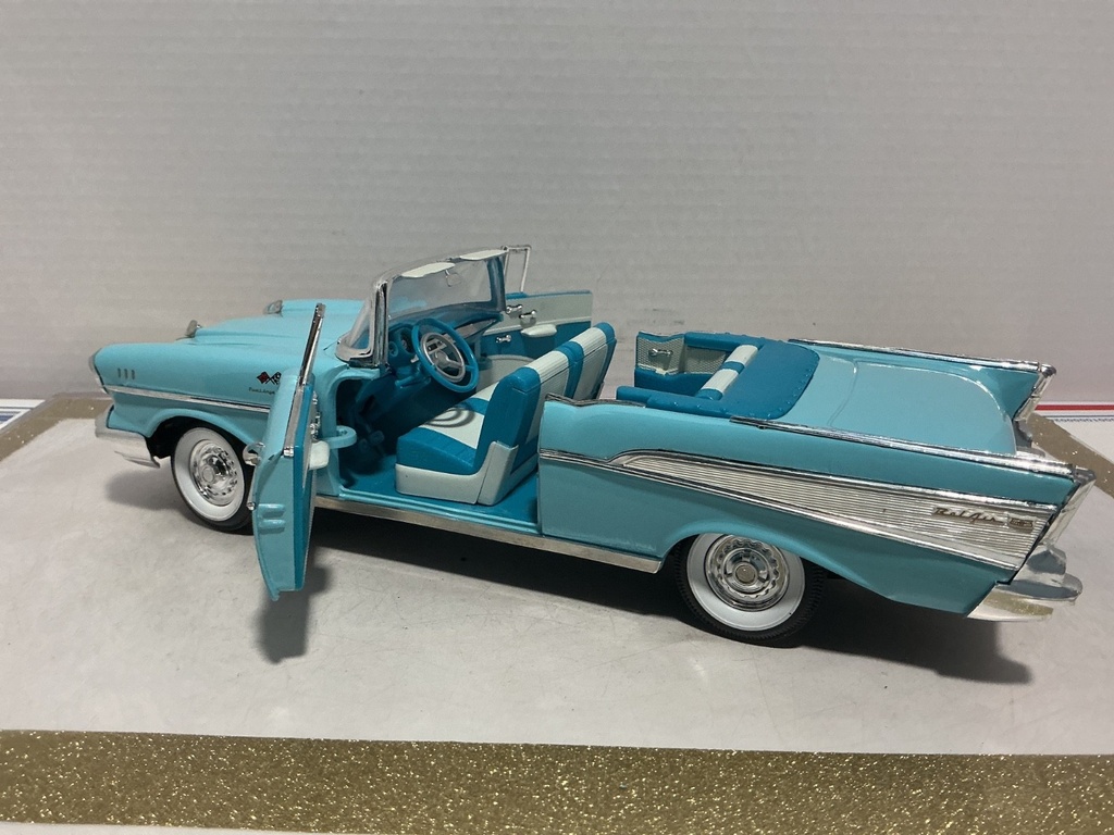 1/18 ERTL 1957 CHEVROLET BEL AIR BLUE ON BLUE/WHITE image