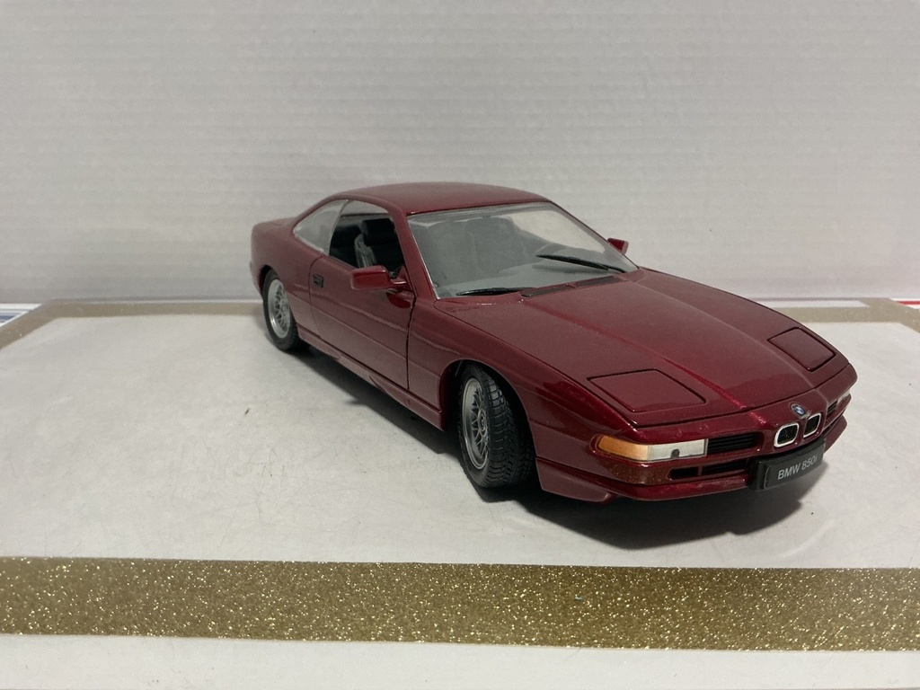 1/18 REVELL BMW 850I RED ON GREY image