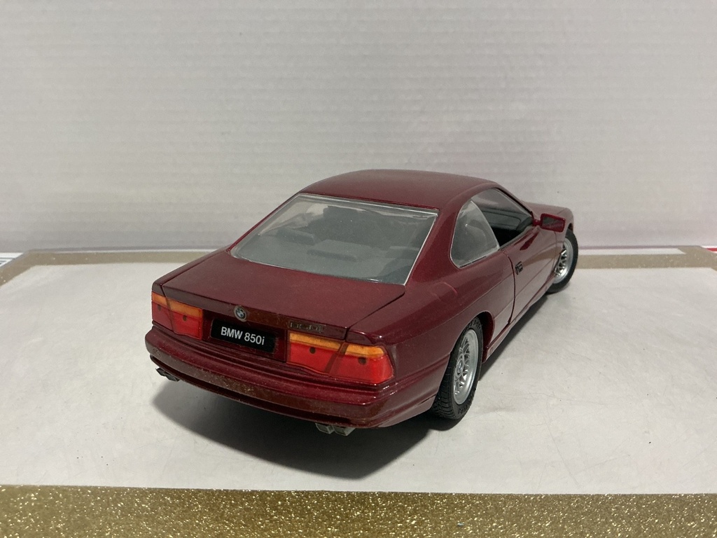 1/18 REVELL BMW 850I RED ON GREY image